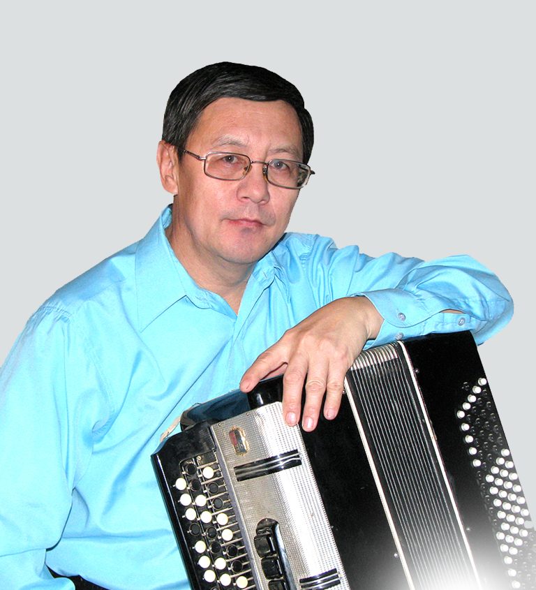 Андрей-Замятин-с-баяном